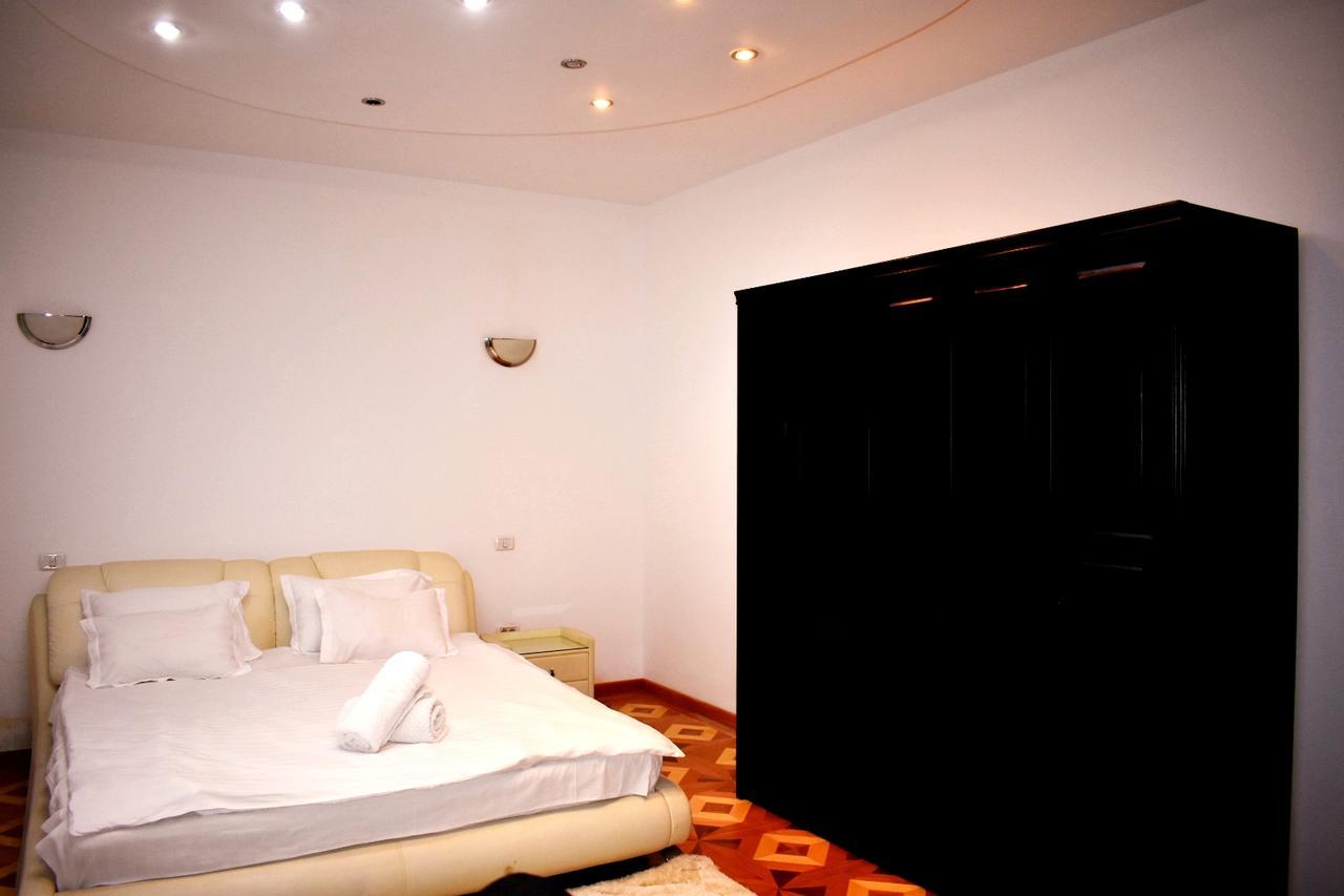 Grand Central Accomodation Sala Palatului Bucharest Exterior photo
